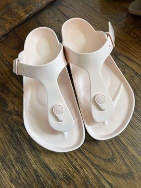 Women's T‑Strap Thong Sandals in Soft Pink